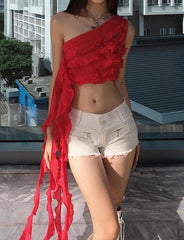 Kurzes Tanktop mit schrägen Schultern, umwickelter Brust und Quastenband