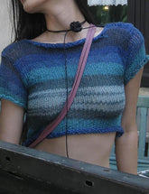 Top corto informal retro de manga corta con cuello redondo, rayas y bloques de color