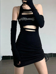 Kurzes, figurbetontes Neckholder-Kleid mit Strass-Buchstabenausschnitt