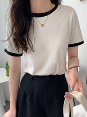 Lässiges T-Shirt mit Rundhalsausschnitt und schmaler Passform und kurzen Ärmeln