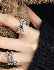 Anillo abierto simple de plata con lazo retro