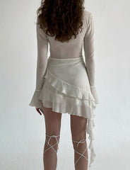 Vestido corto blanco de fiesta con volantes y capas para boda