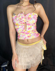 Tops cortos florales con cuello halter y hombros descubiertos