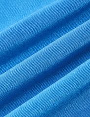 Vestido corto irregular ajustado, sin mangas, con cuello halter y espalda descubierta, con orejas de madera