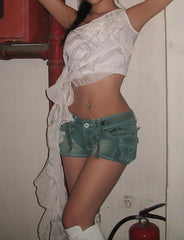 Kurzes Tanktop mit schrägen Schultern, umwickelter Brust und Quastenband