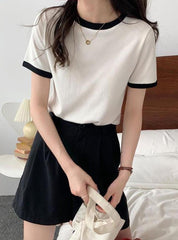 Lässiges T-Shirt mit Rundhalsausschnitt und schmaler Passform und kurzen Ärmeln