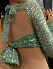 Top corto de manga larga con nudo en la espalda y lentejuelas cruzadas