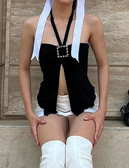 Neckholder-Camisole mit Strasssteinen, quadratischem Ring und geschlitztem Saum