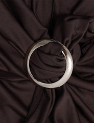 Vestido halter ajustado con espalda descubierta, tirantes plisados y cuello volado