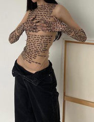 Perspektivisches Rundhalspullover-T-Shirt aus Netzstoff mit Buchstabendruck