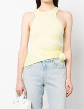 Camiseta sin mangas con cuello redondo y adornos de rosas