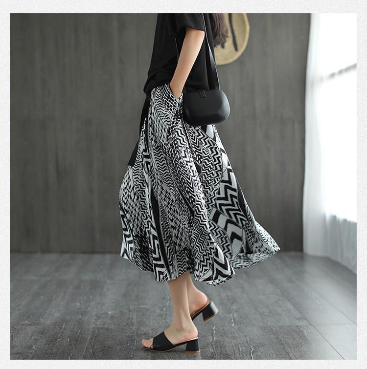 Geometric Print Pleated Midi Skirt