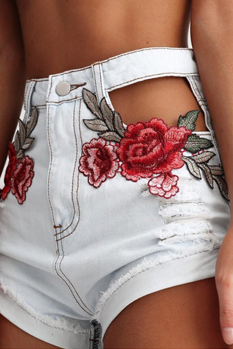 Shorts vaqueros calados con bordado floral